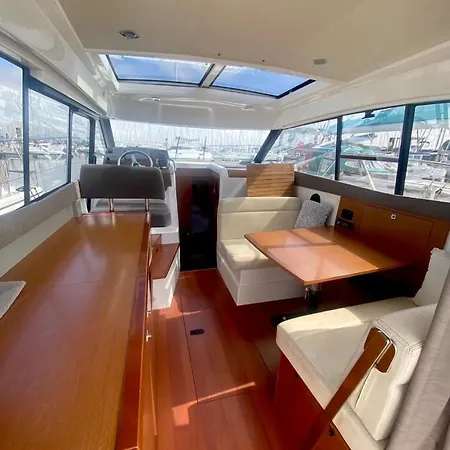 Experience A Bord A La Rochelle Sur Un Jeanneau Nc9 * Ла-Рошель