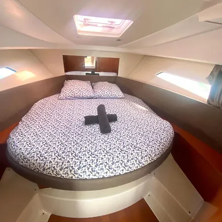 Experience A Bord A La Rochelle Sur Un Jeanneau Nc9 Botel